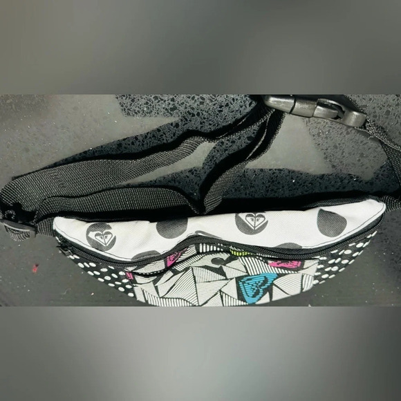 Roxy retro 90s geometric print black fanny pack belt bag travel pocket shoulder - Picture 3 of 5